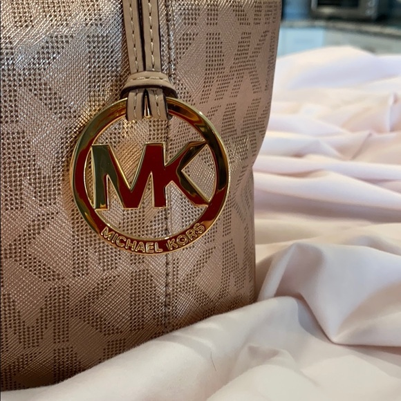 Michael Kors medium tote bag and clutch - Picture 2 of 7
